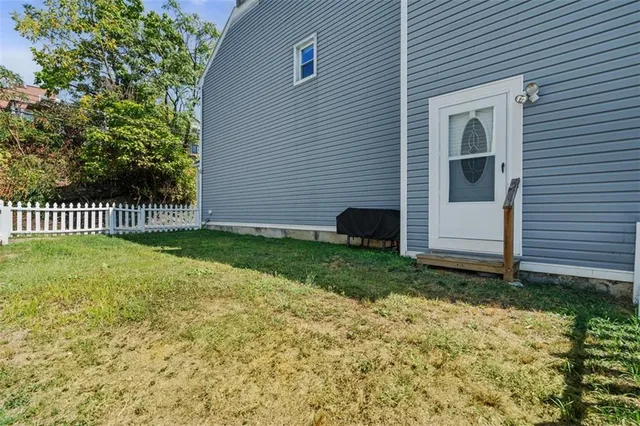 a view of backyard with garden