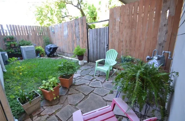 $2,395 | 1505 McDuffie Street, Houston, TX 77019
