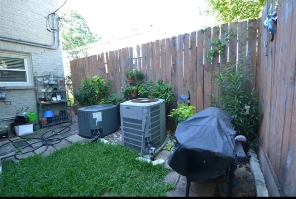 $2,395 | 1505 McDuffie Street, Houston, TX 77019