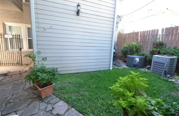 $2,395 | 1505 McDuffie Street, Houston, TX 77019
