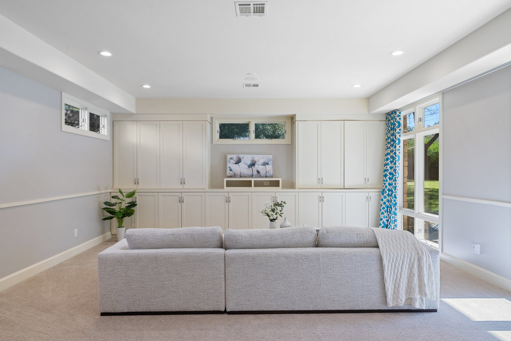 7603 Rustling Cove Austin, TX 78731 - Photo 20 of 34 a living room with furniture and a window