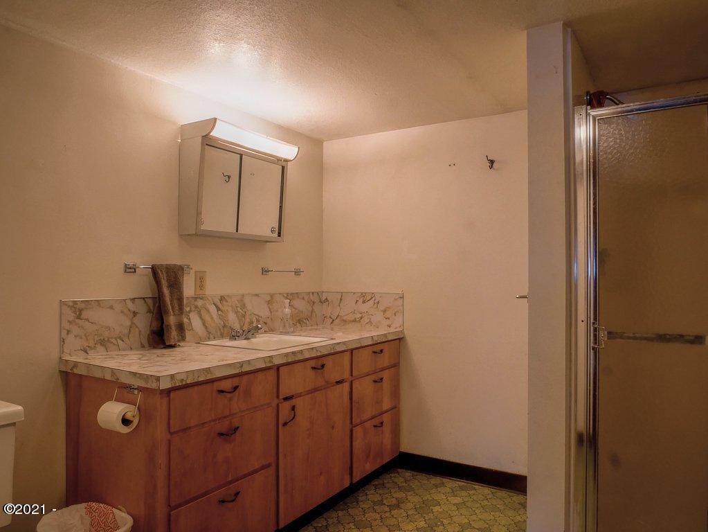 152 Northwest Grinstead Street Siletz, OR 97380 - Photo 26 of 30 Bathroom - basement