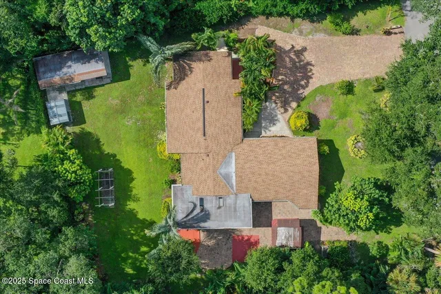 a view of a house with basketball court