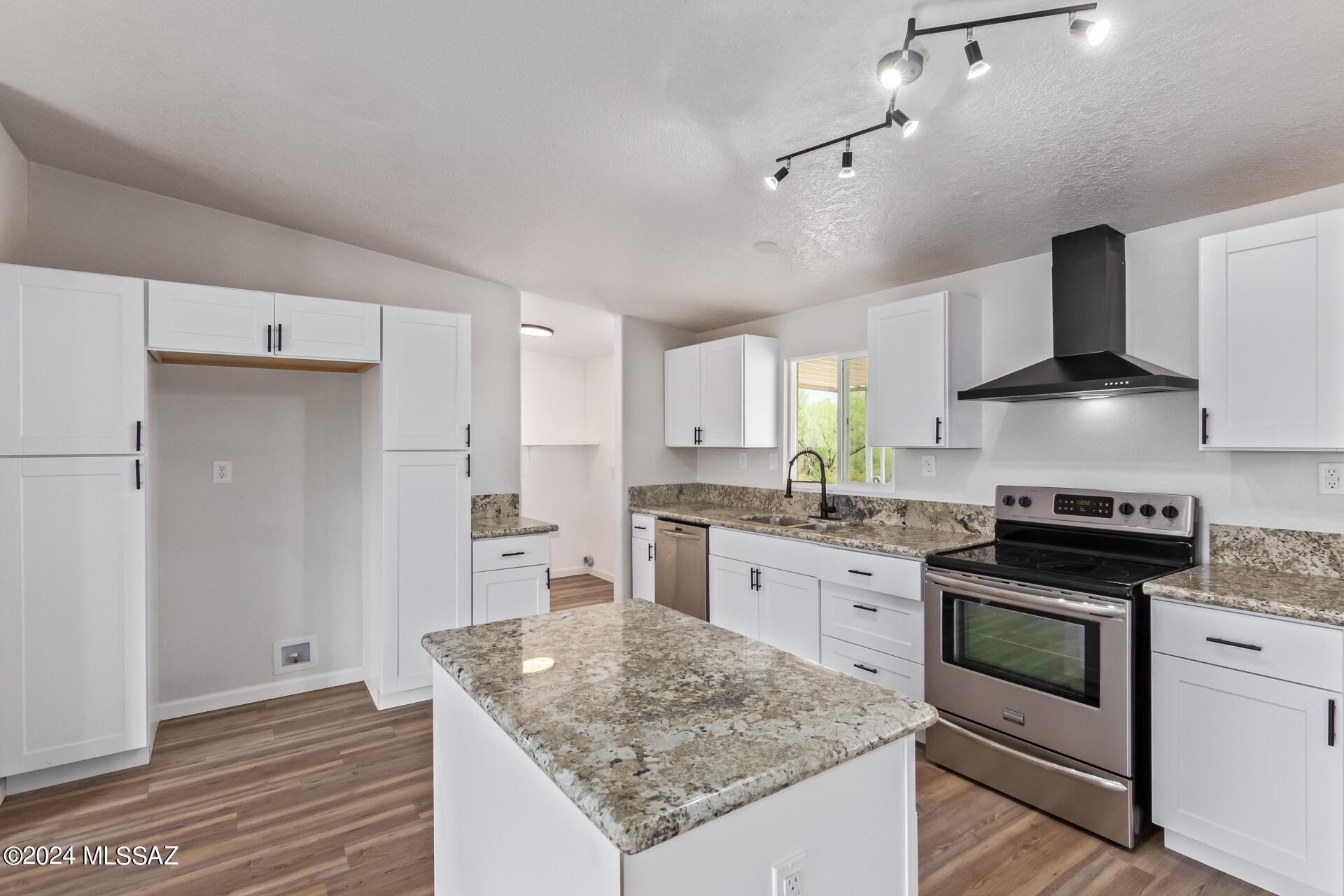 6880 North Calvin Road Tucson, AZ 85743 - Photo 1 of 24 Gallery Image 1