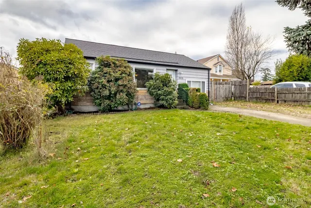 a view of a back yard of the house