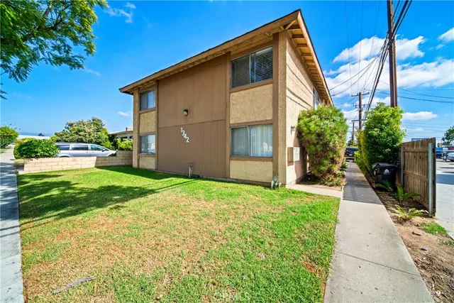 a view of a back yard of the house
