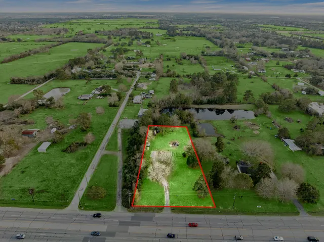 an aerial view of a yard