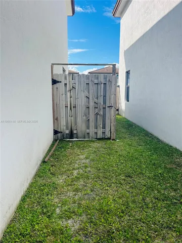 a view of a backyard