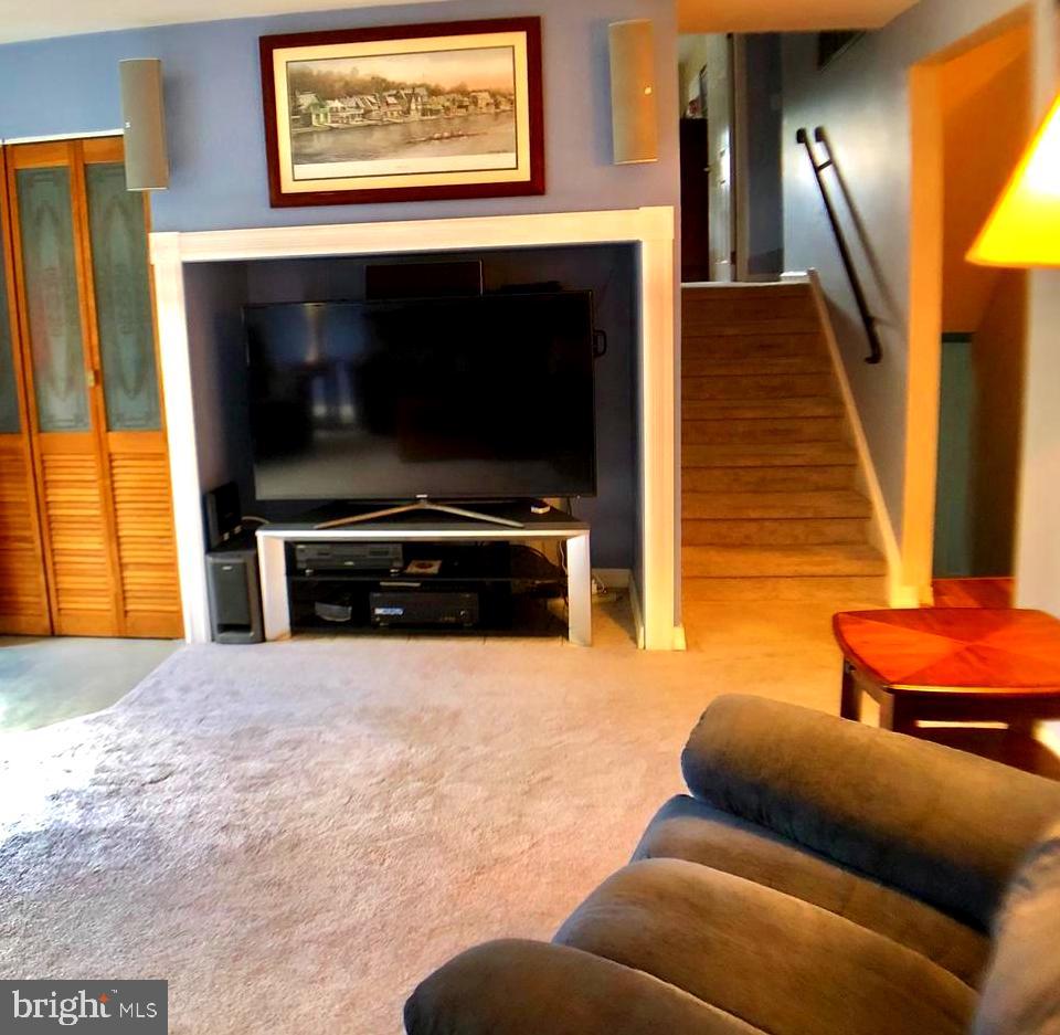 504 Sicklerville Road Williamstown, NJ 08094 - Photo 7 of 39 Living Room