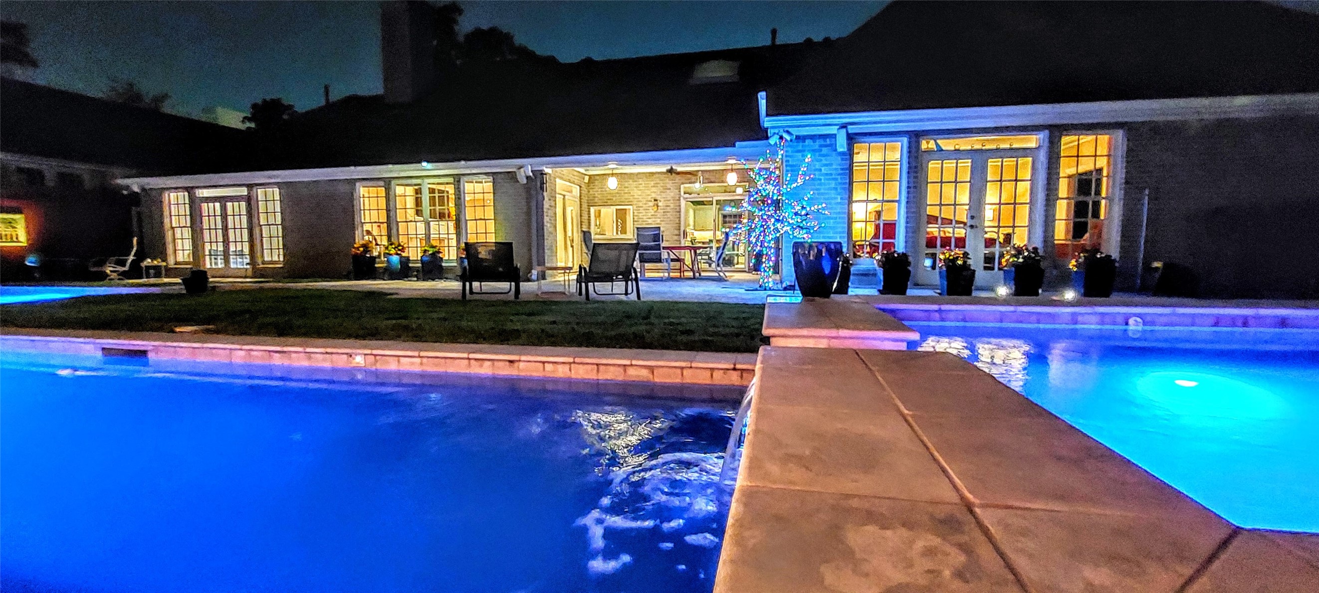 4401 Roseland Street Houston, TX 77006 - Photo 41 of 46 Waterfall from Spa to Lap Pool!