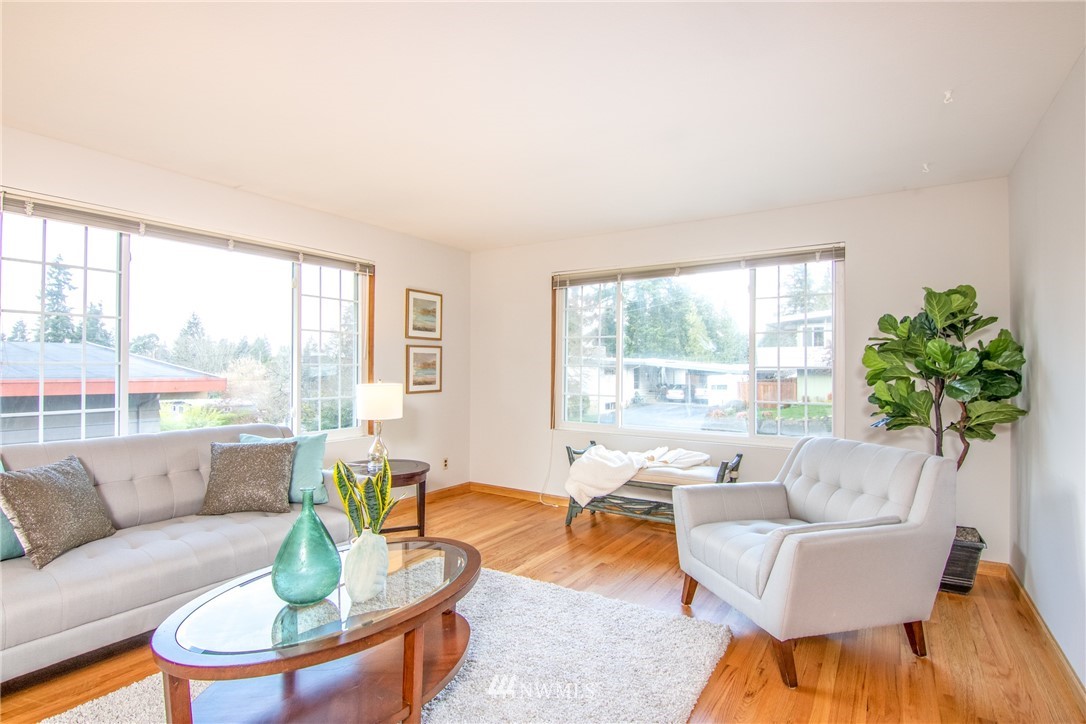 9316 216th Street Southwest Edmonds, WA 98020 - Photo 3 of 25 Gallery Image 3