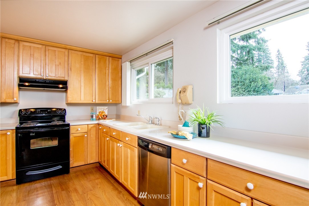 9316 216th Street Southwest Edmonds, WA 98020 - Photo 6 of 25 Gallery Image 6