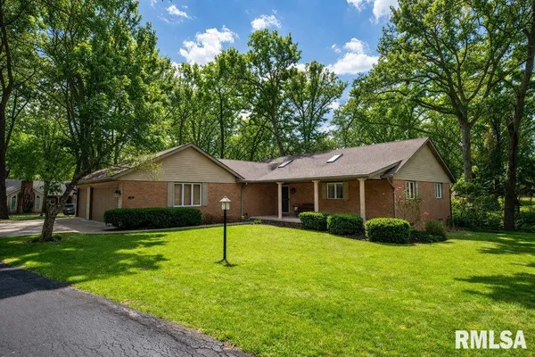 $330,000 | 220 Deer Lakes Drive, Goodfield, IL 61742