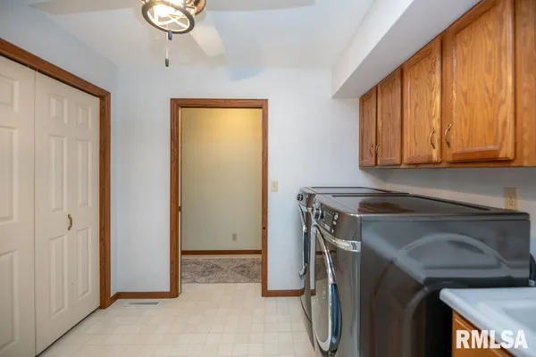 $330,000 | 220 Deer Lakes Drive, Goodfield, IL 61742