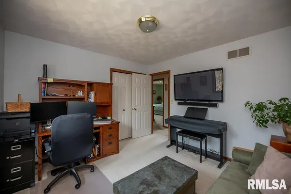 $330,000 | 220 Deer Lakes Drive, Goodfield, IL 61742