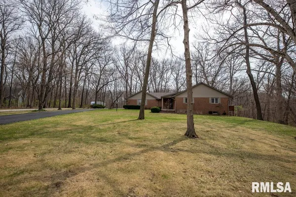 $330,000 | 220 Deer Lakes Drive, Goodfield, IL 61742