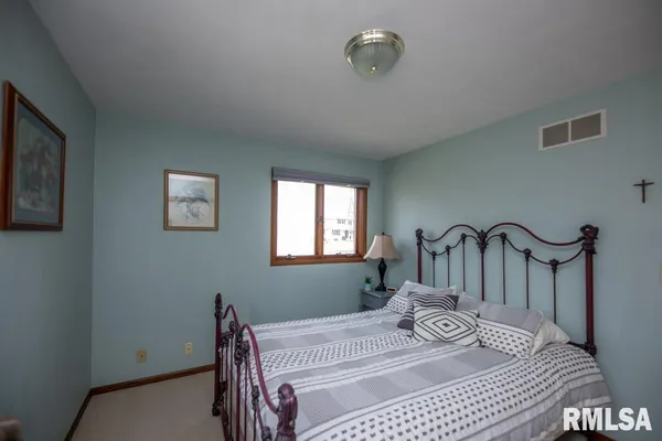 $330,000 | 220 Deer Lakes Drive, Goodfield, IL 61742