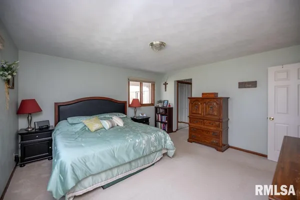 $330,000 | 220 Deer Lakes Drive, Goodfield, IL 61742