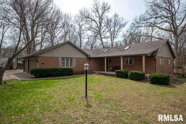 $330,000 | 220 Deer Lakes Drive, Goodfield, IL 61742
