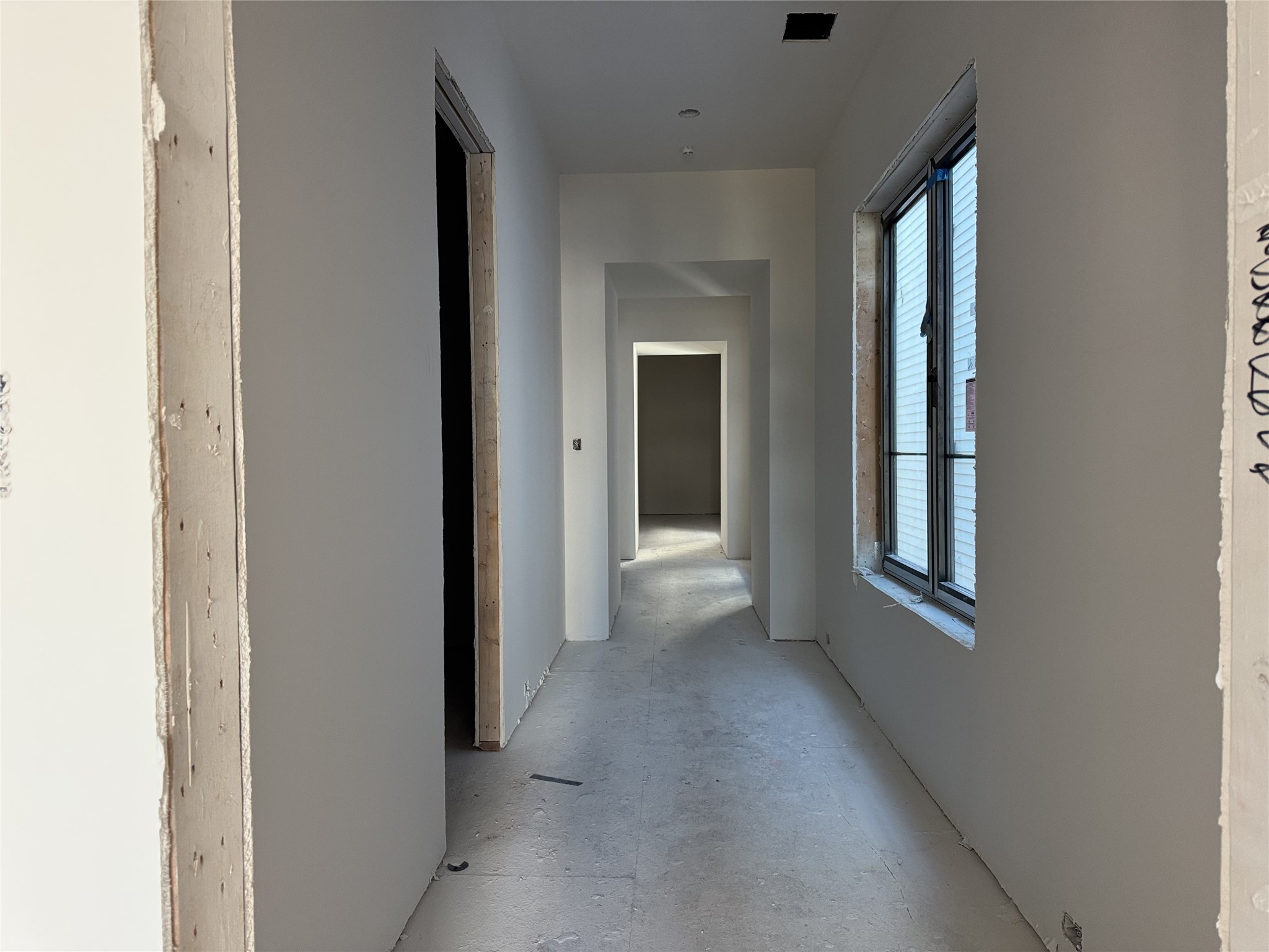6405 Pickens Street Houston, TX 77007 - Photo 4 of 7 a view of hallway with windows