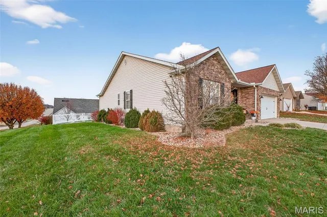 $285,000 | 101 East Harrisonville Drive, Valmeyer, IL 62295