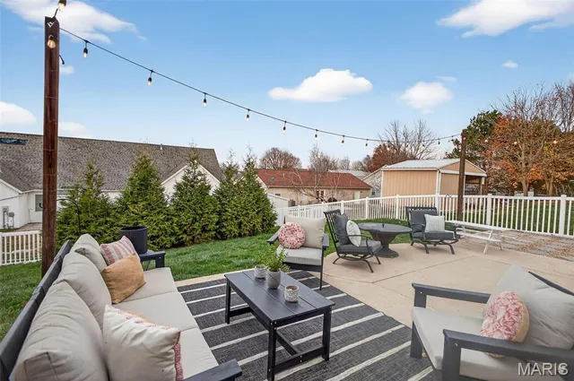 $285,000 | 101 East Harrisonville Drive, Valmeyer, IL 62295