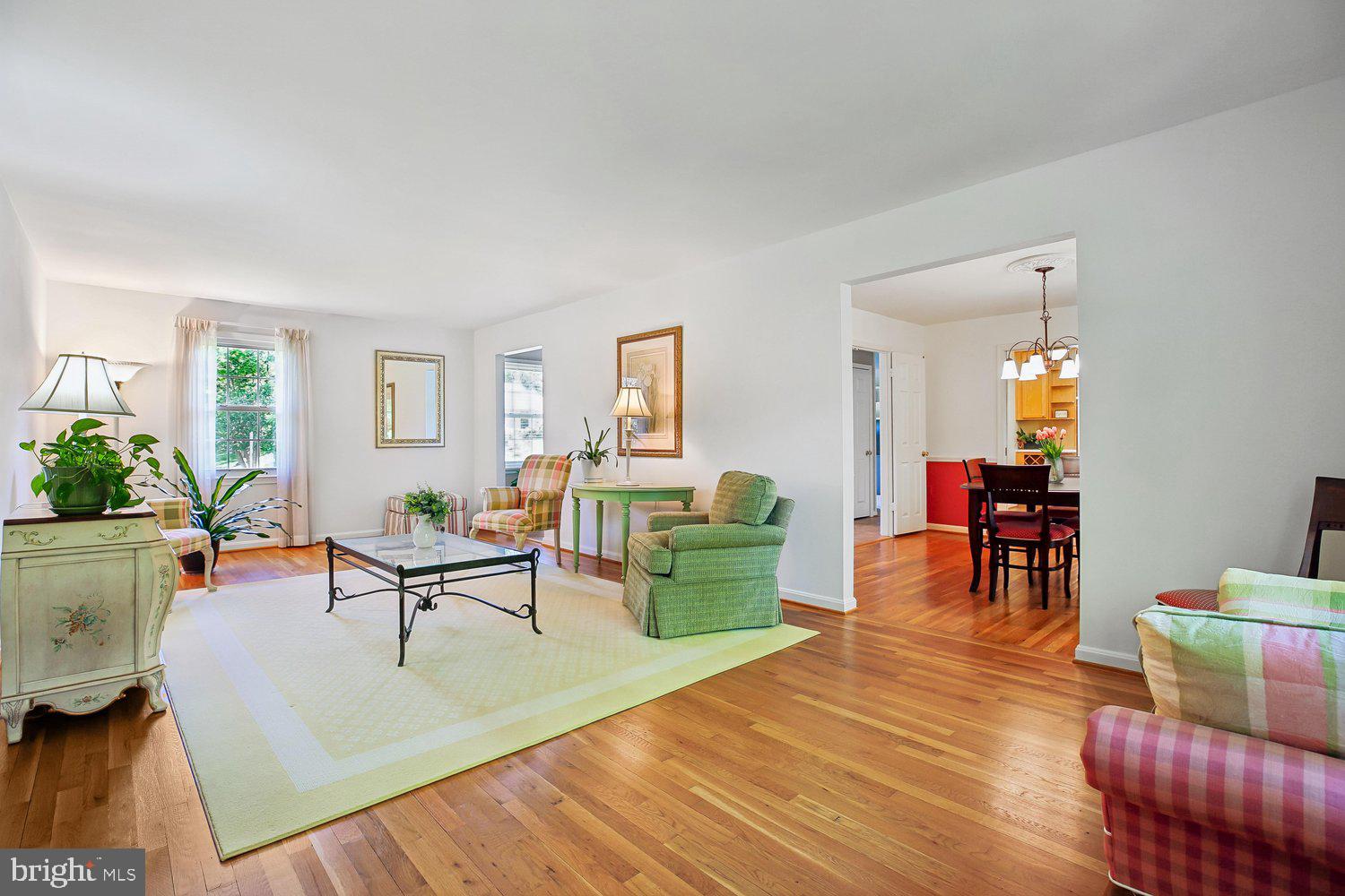 1525 Arbor View Road Silver Spring, MD 20902 - Photo 11 of 77 Living Room