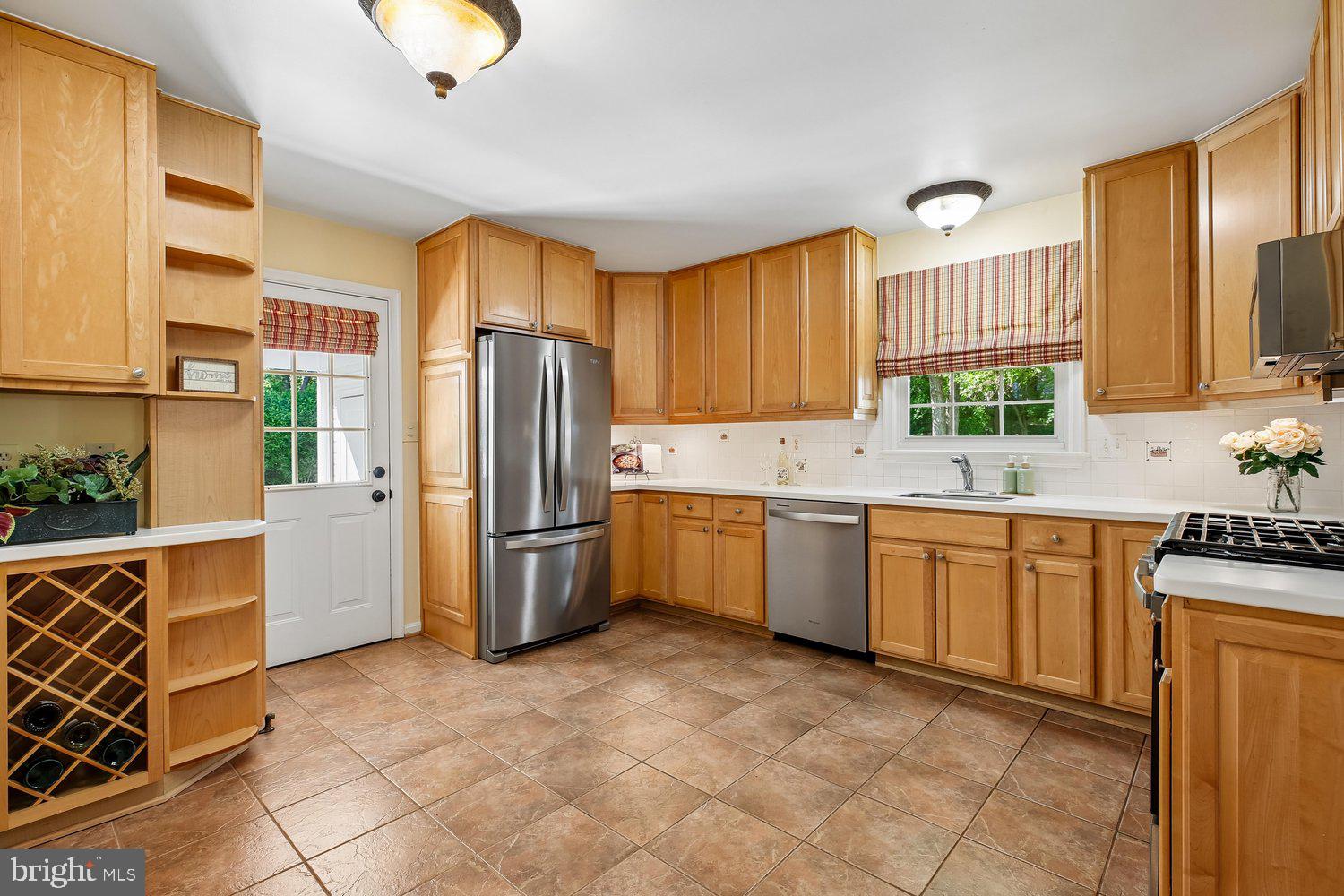 1525 Arbor View Road Silver Spring, MD 20902 - Photo 17 of 77 Kitchen