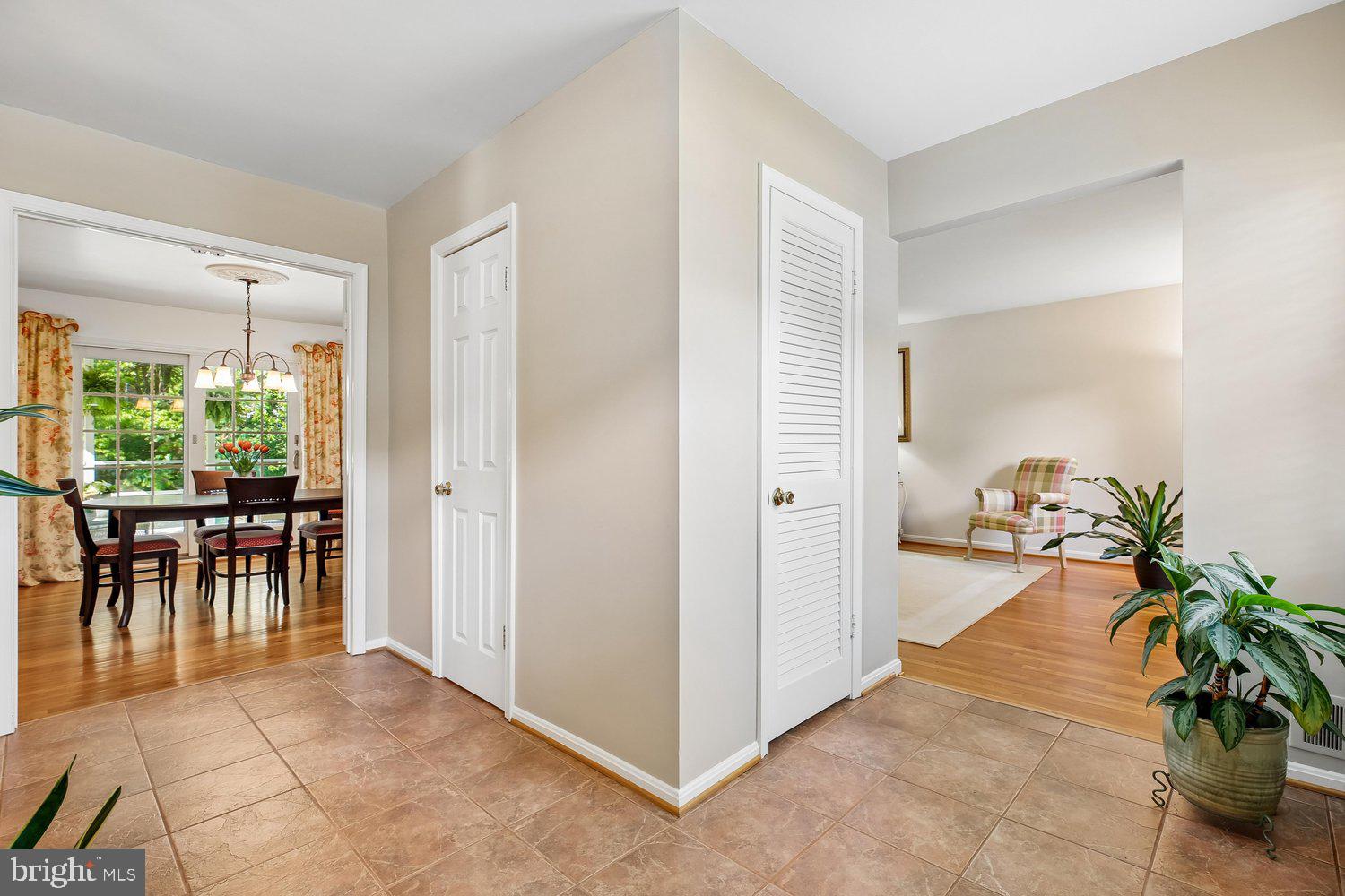 1525 Arbor View Road Silver Spring, MD 20902 - Photo 7 of 77 Foyer