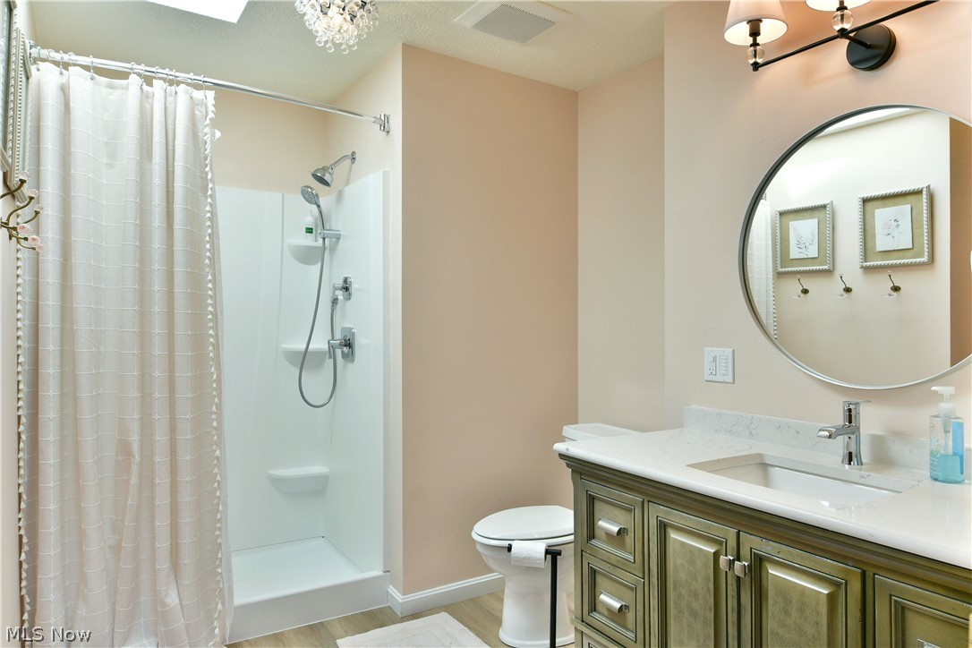 8930 Echo Lake Road Northeast Warren, OH 44484 - Photo 31 of 46 Updated master bath