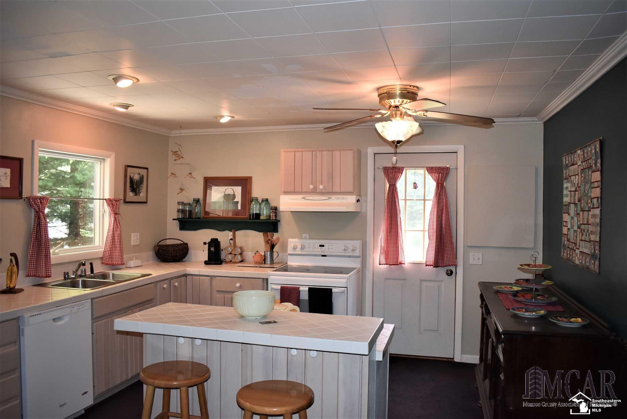 12169 Oelke Road Maybee, MI 48159 - Photo 5 of 37 21480225-4.JPG