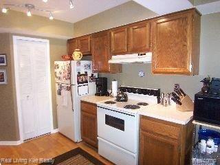33 Meadow Wood Drive, Unit 170 Rochester, MI 48307 - Photo 12 of 25 Kitchen