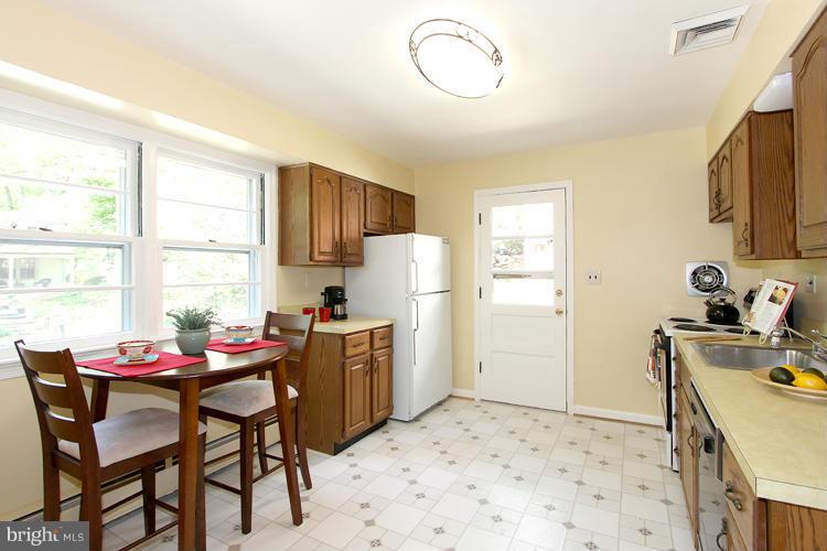 18 Sunnyside Road Silver Spring, MD 20910 - Photo 13 of 25 breakfast area