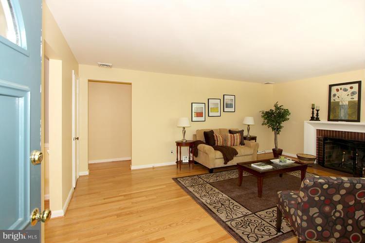 18 Sunnyside Road Silver Spring, MD 20910 - Photo 3 of 25 Living Room