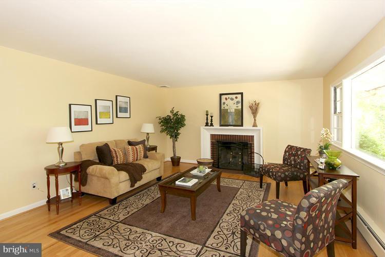 18 Sunnyside Road Silver Spring, MD 20910 - Photo 4 of 25 Living Room