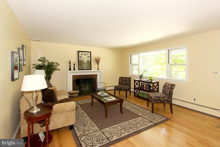 18 Sunnyside Road Silver Spring, MD 20910 - Photo 5 of 25 Living Room