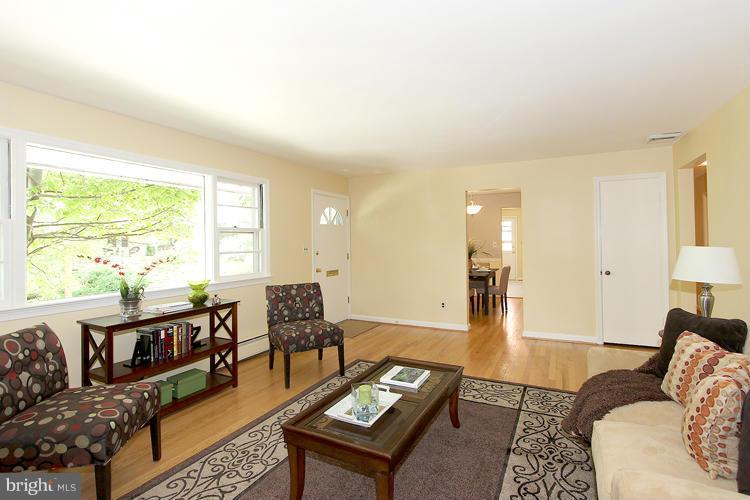 18 Sunnyside Road Silver Spring, MD 20910 - Photo 6 of 25 Living Room