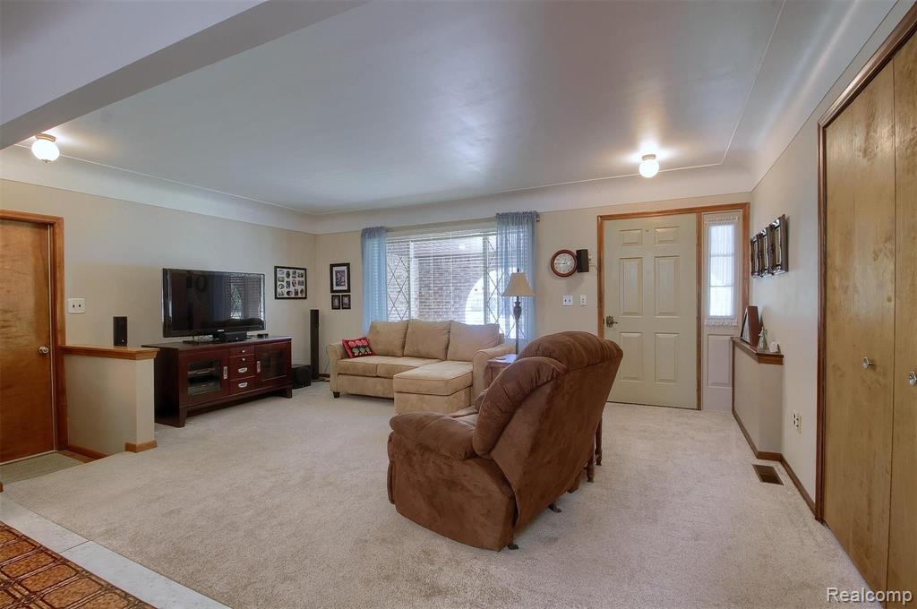 48969 Callens Road Chesterfield, MI 48047 - Photo 4 of 34