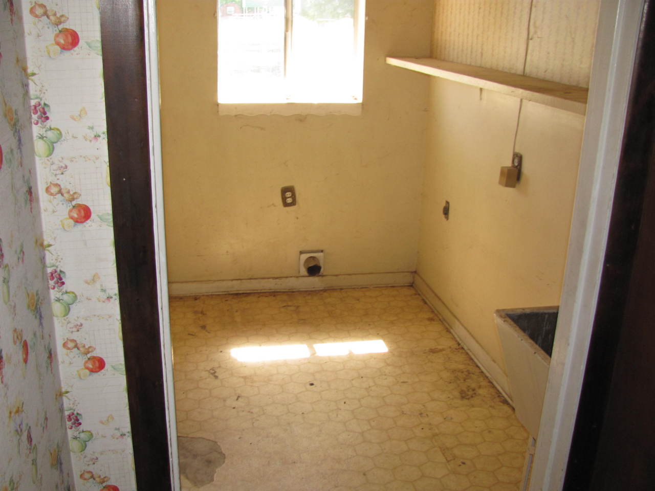 5128 Deschutes Road Anderson, CA 96007 - Photo 19 of 31 Laundry room