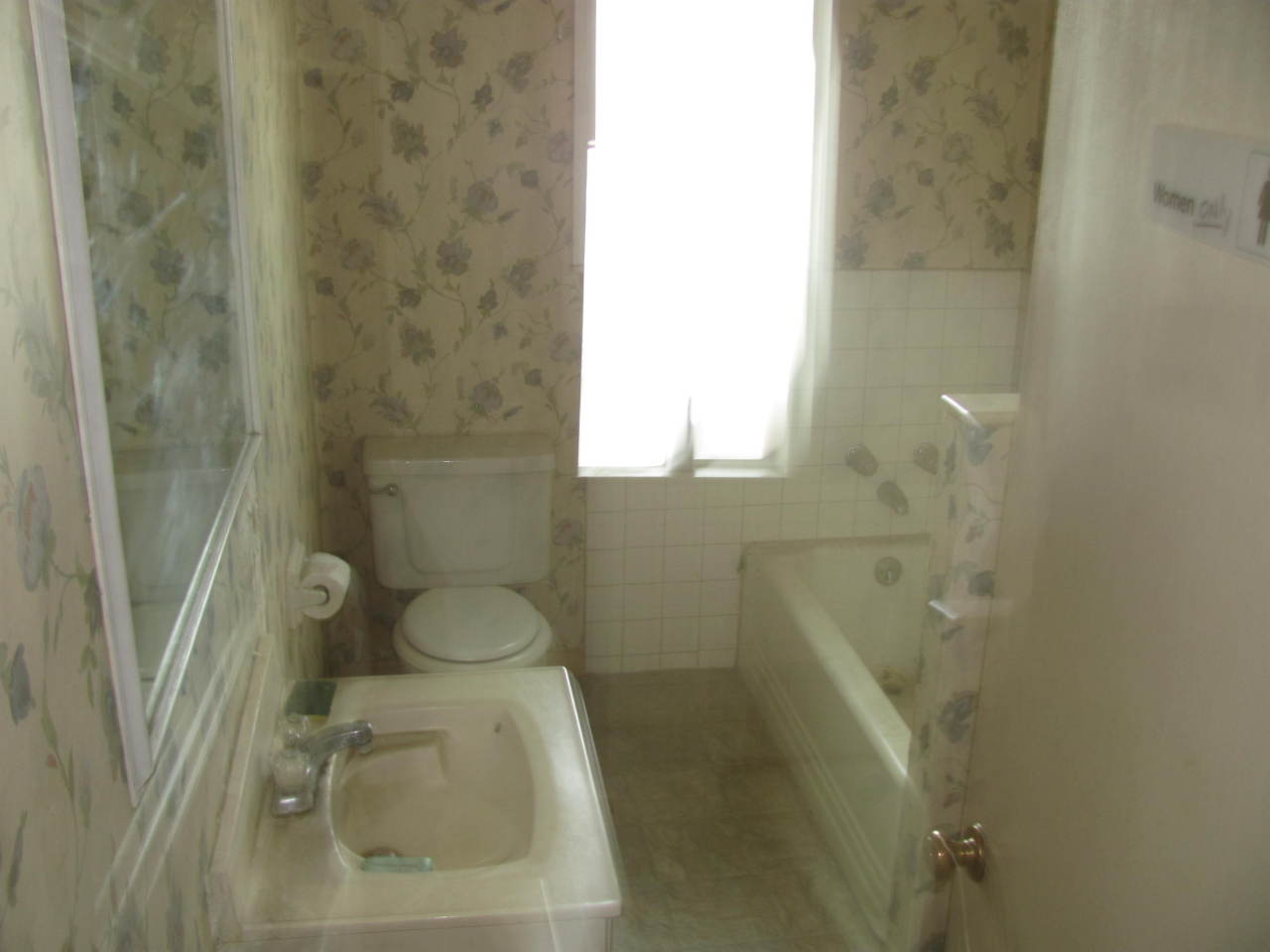5128 Deschutes Road Anderson, CA 96007 - Photo 8 of 31 hall bath