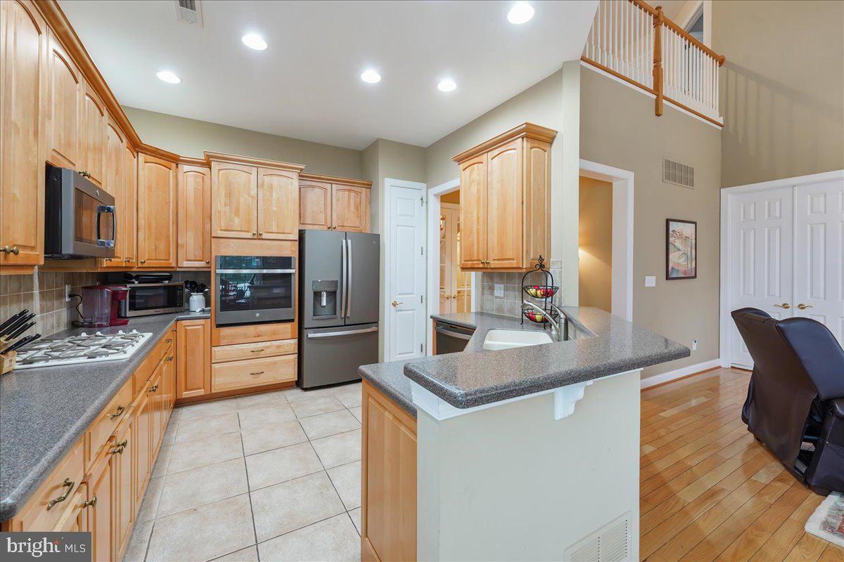 229 Hanover Road Phoenixville, PA 19460 - Photo 16 of 41 Wrap around counter