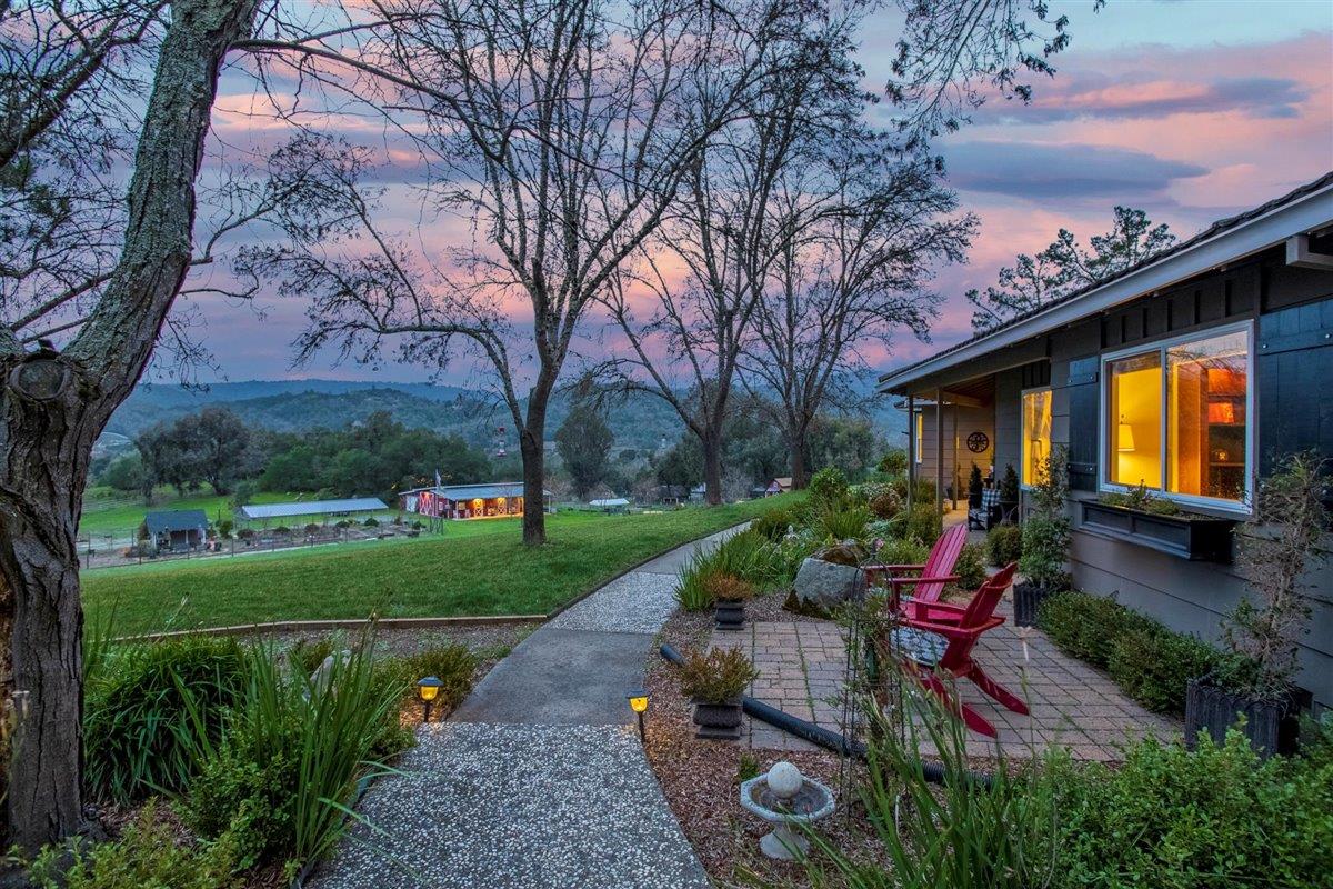 10070 Burchell Road Gilroy, CA 95020 - Photo 4 of 24