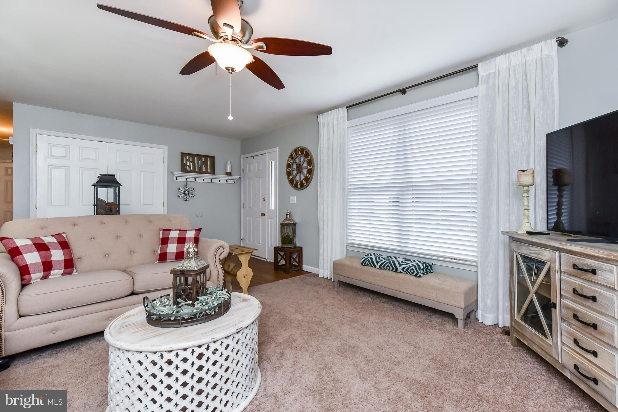 946 Leeds Road Elkton, MD 21921 - Photo 4 of 24 Light and Bright Living Room