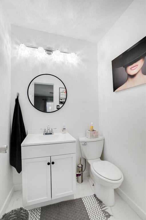 624 Apache Trail Tool, TX 75143 - Photo 14 of 21 a bathroom with a toilet sink and mirror