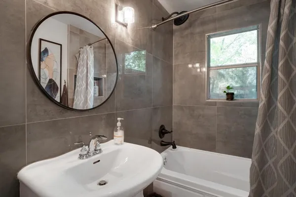 a en suite bathroom with a sink and a mirror