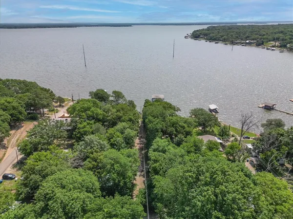 $1,850 | 624 Apache Trail, Tool, TX 75143