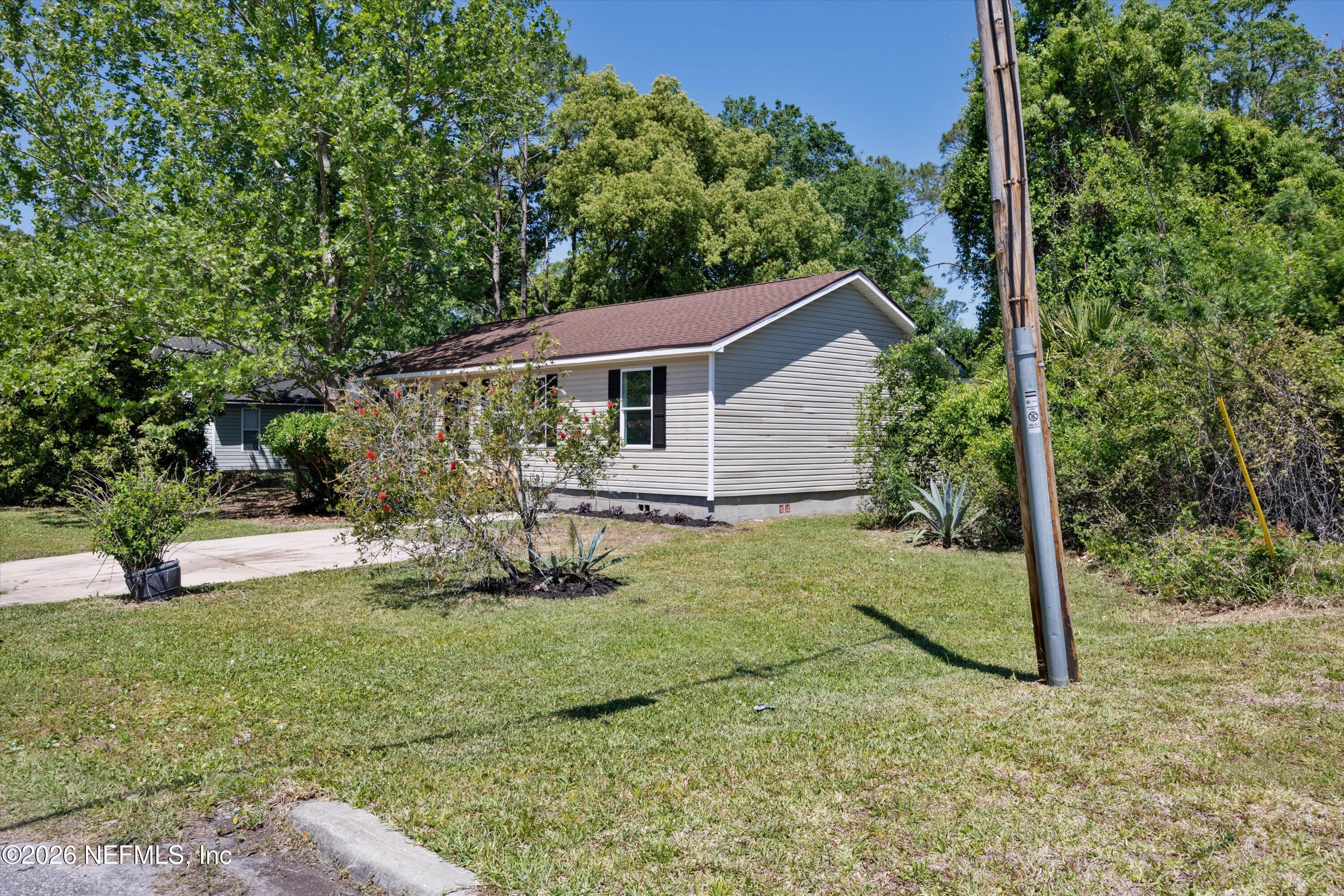 900 Helen Street St. Augustine, FL 32084 - Photo 4 of 31 a view of backyard of house with green space