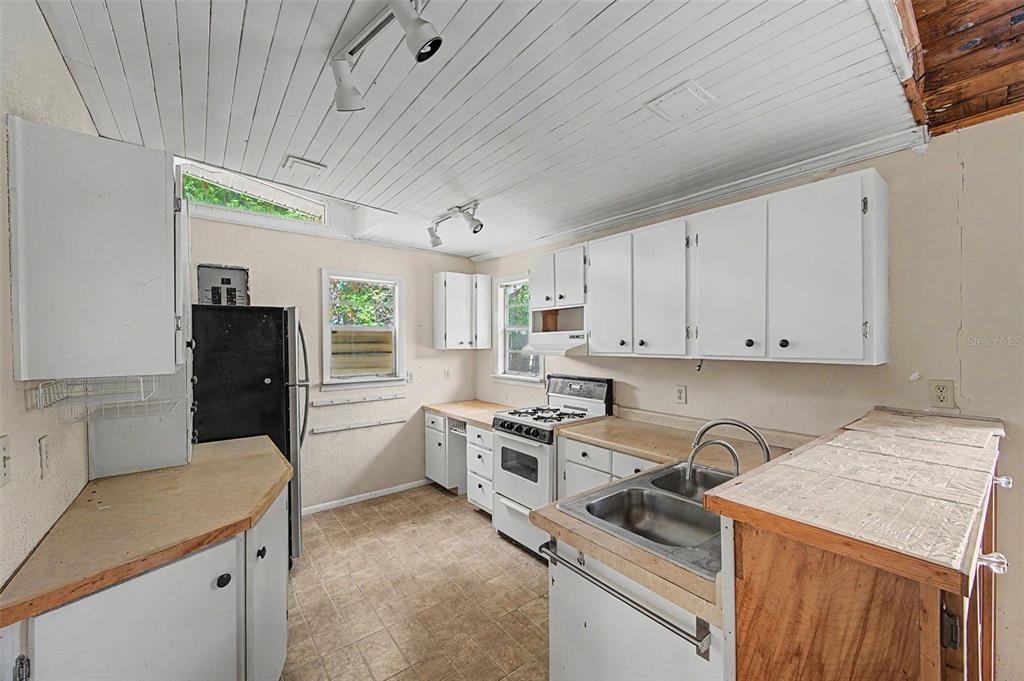 Cutrone Road Winter Haven, FL 33880 - Photo 20 of 50 a kitchen that has a sink and a stove