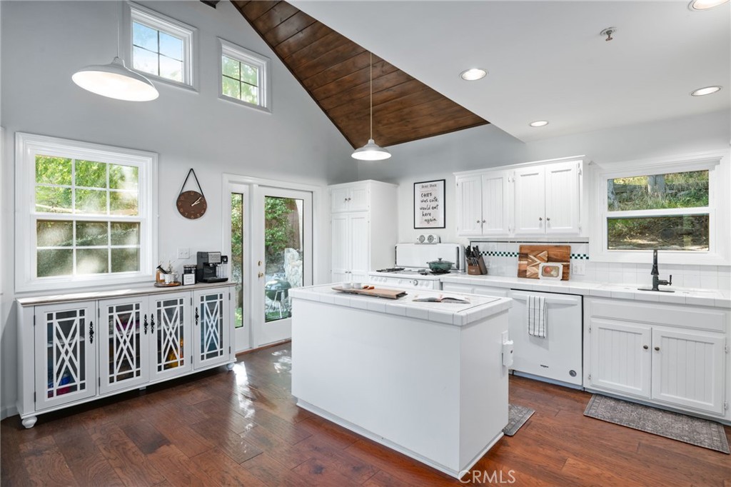 9729 Marcus Lane Tujunga, CA 91042 - Photo 19 of 55 Main floor - kitchen (view of side patio)