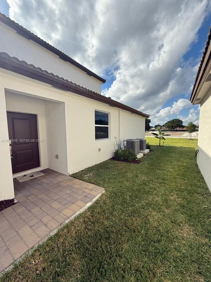 2942 Southeast 23rd Avenue Homestead, FL 33035 - Photo 3 of 20 a big room with table and chairs
